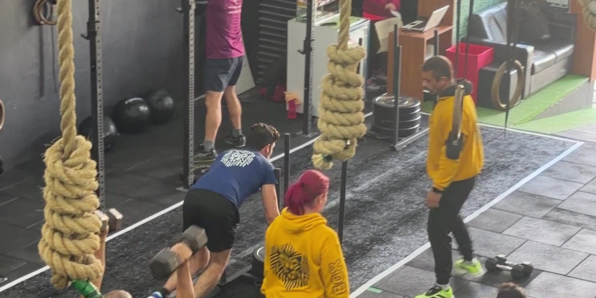 Turma do MyBox treinando junta no salão, com o Sabóia acompanhando no meio do grupo