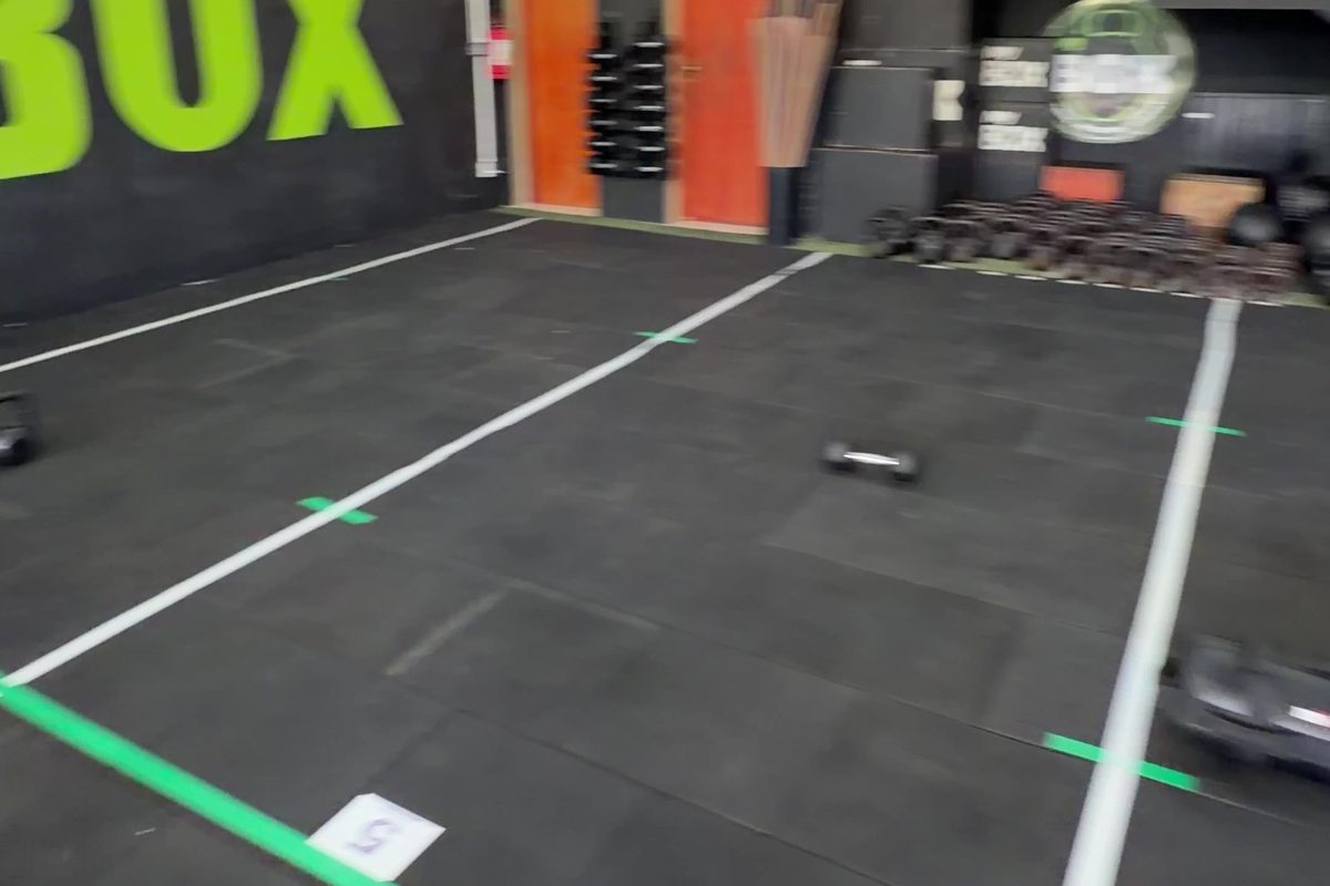 Pista do MyBox com demarcações verdes e letreiro MY BOX na parede