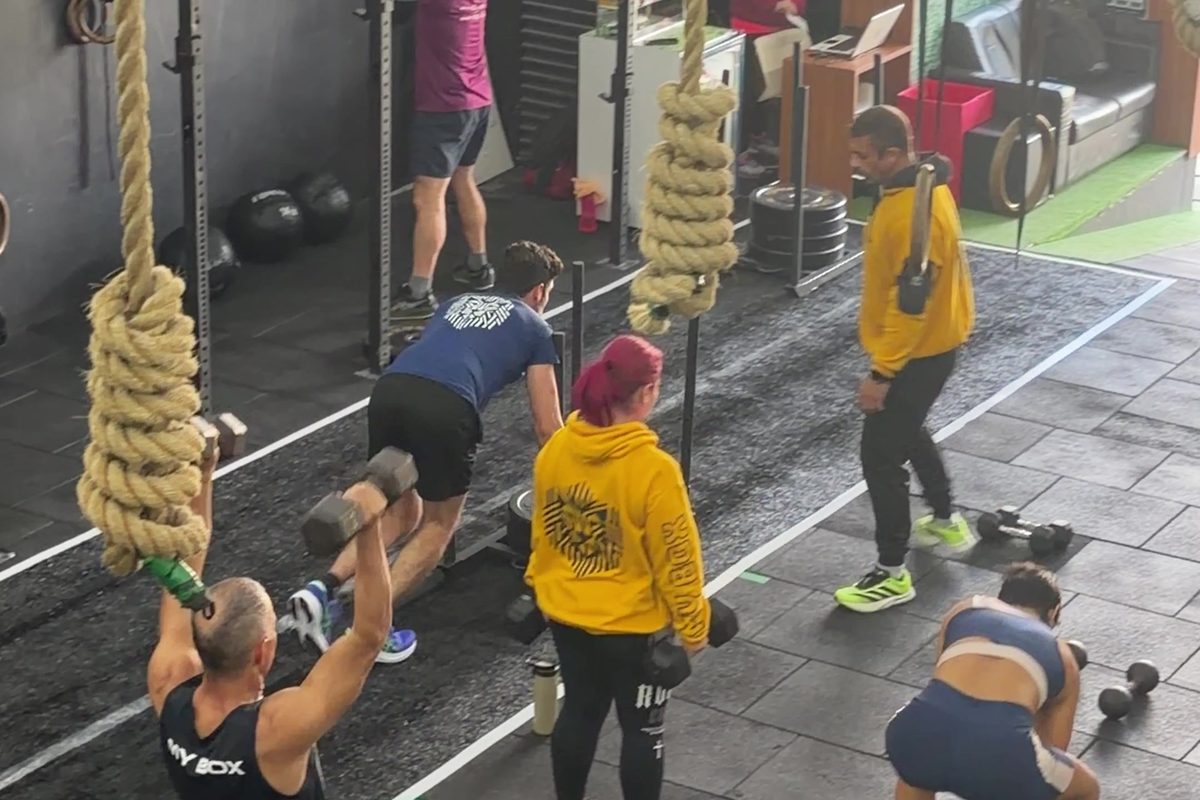 Turma treinando junto com kettlebells no salão do MyBox