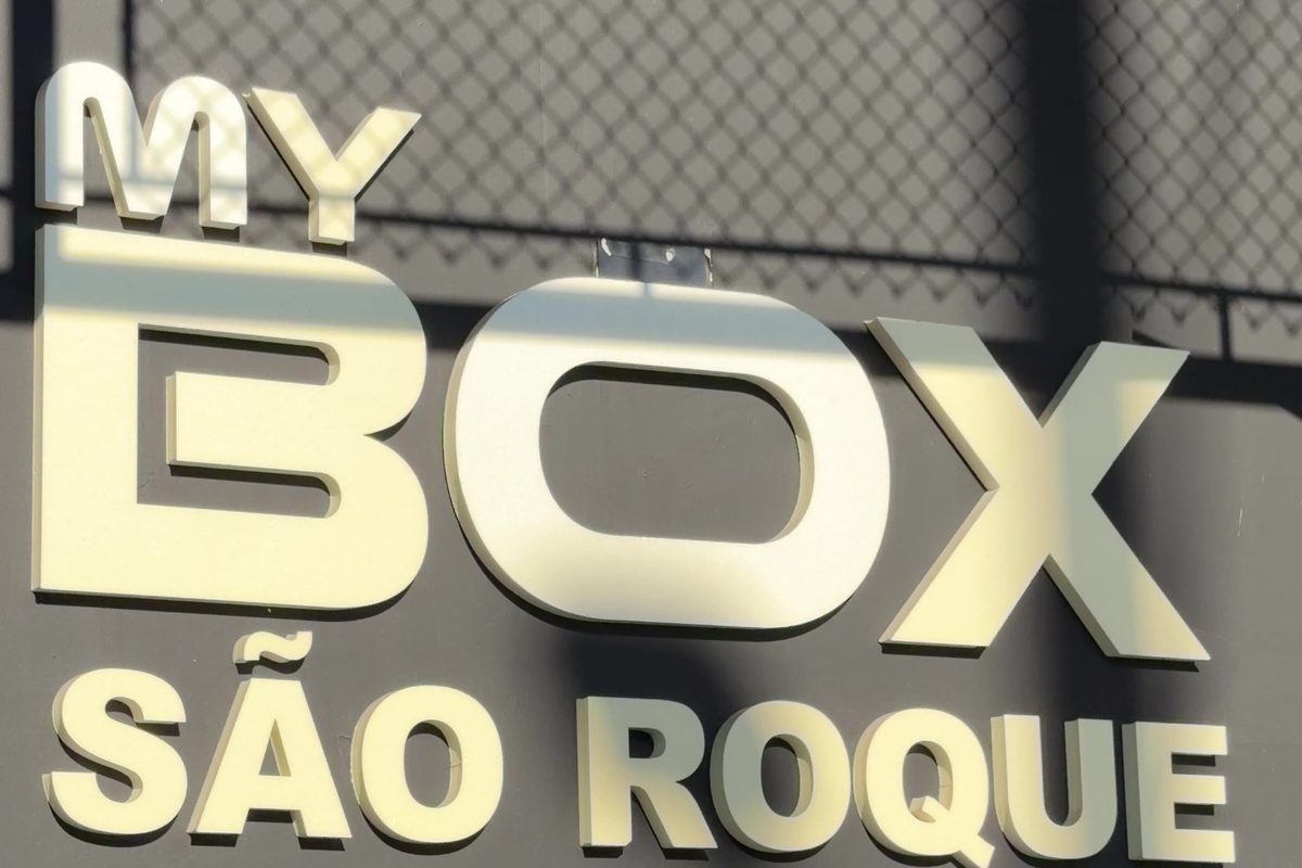 Letreiro MY BOX São Roque com o leão da marca