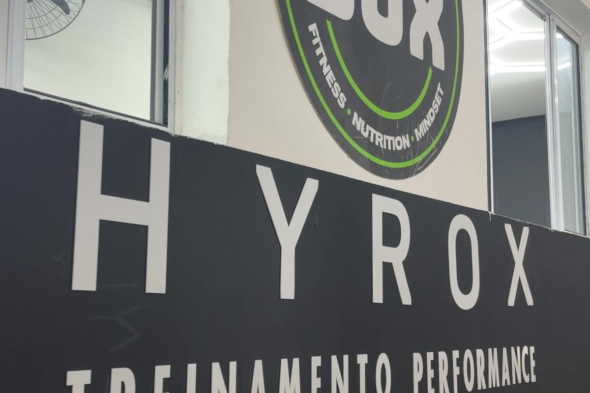 Logo MY BOX e letreiro HYROX Treinamento Performance na parede do box