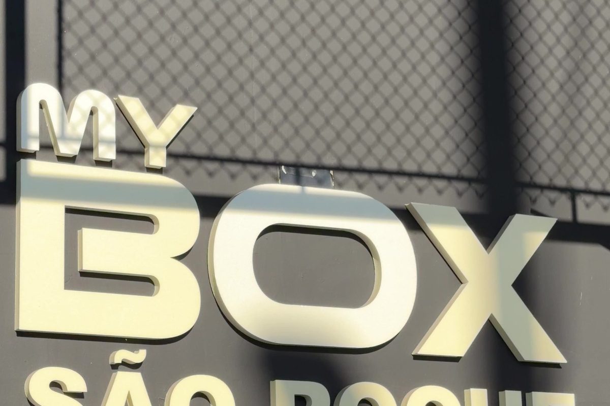 Letreiro MY BOX São Roque com o leão da marca na entrada do box