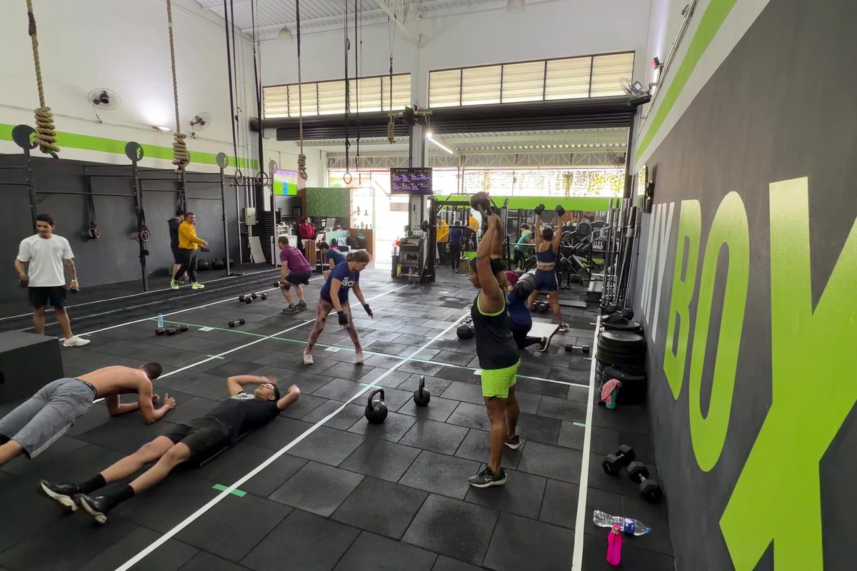 Turma de Cross Training do MyBox executando o mesmo movimento ao mesmo tempo, com níveis de carga diferentes